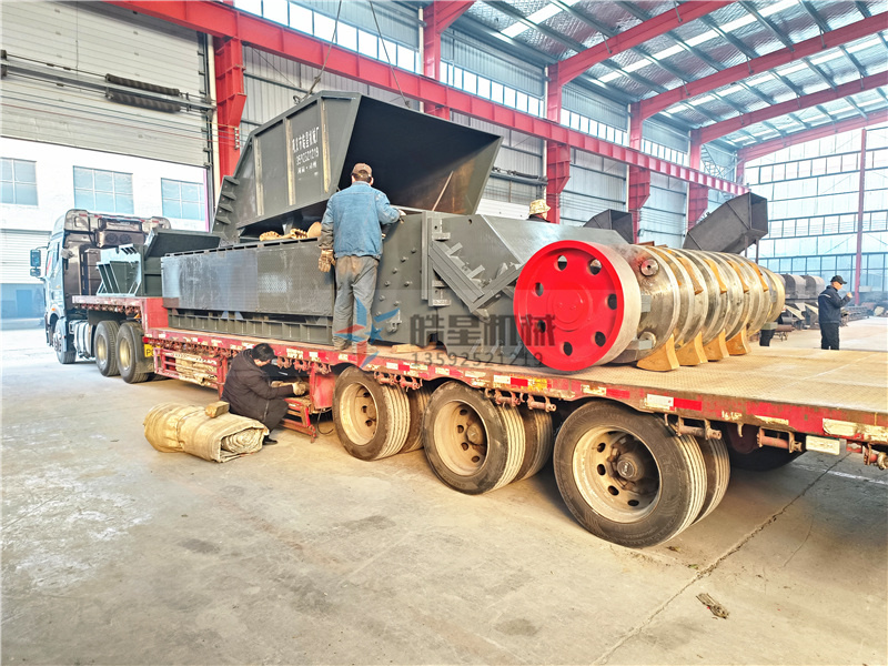 1800型铝合金破碎机设备装车发货