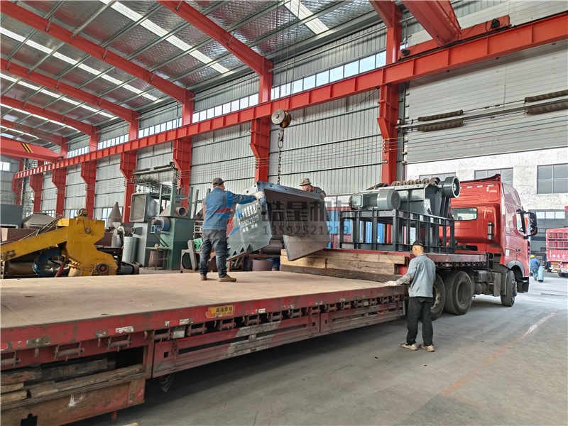 <a href='https://www.hxjx08.com' target='_blank'><span>铝合金破碎机</span></a>设备1600型发往四川客户