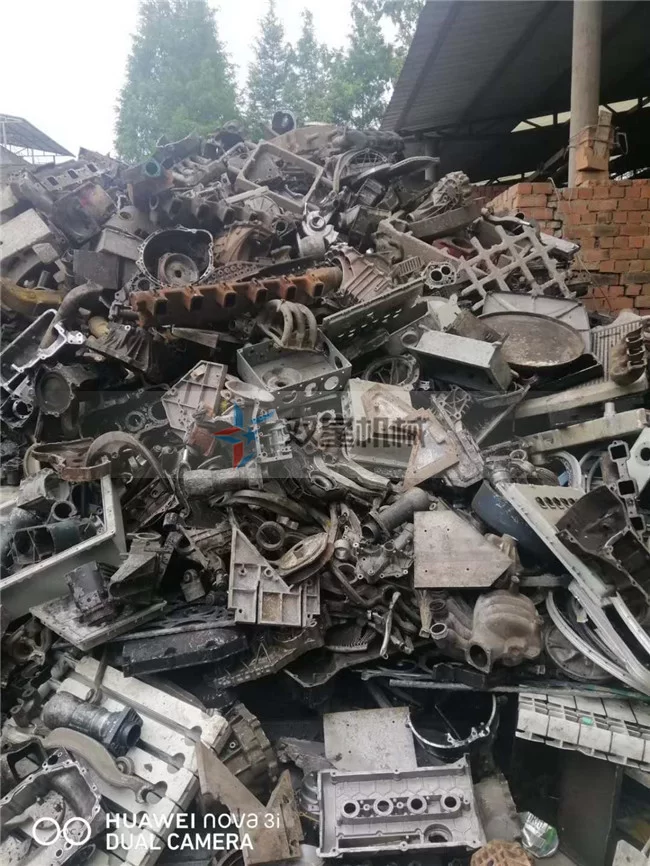 On-site real shot of material crushing by machine-part aluminum crusher