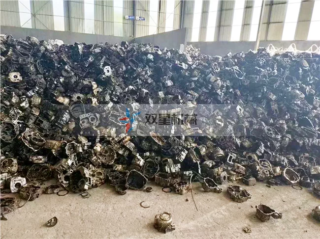 On-site real shot of material crushing by machine-part aluminum crusher