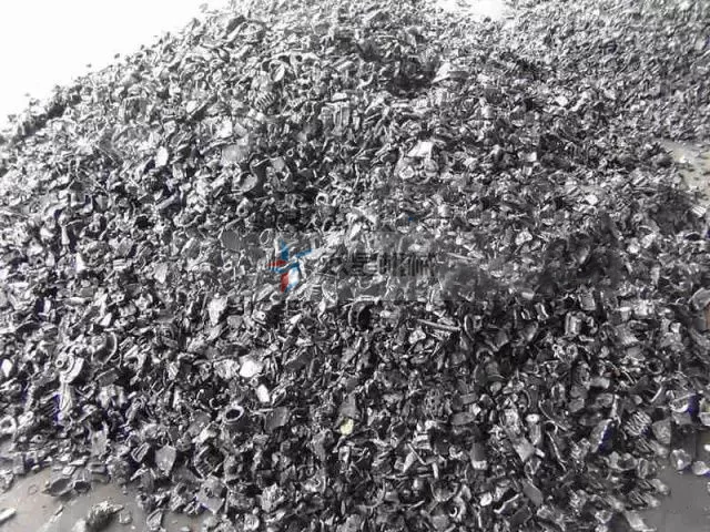 On-site real shot of material crushing by machine-part aluminum crusher