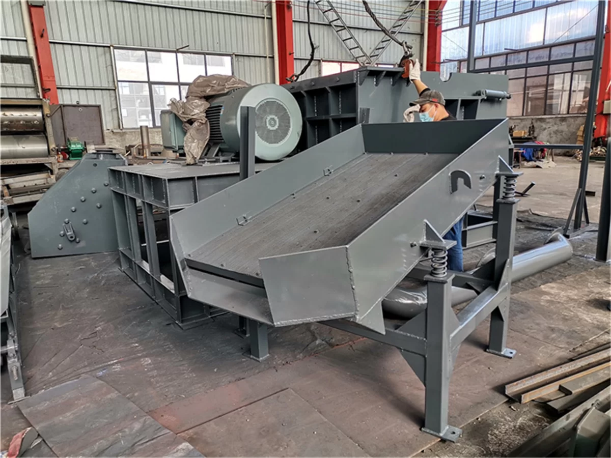 Vibrating Screen for 1200 Scrap Steel Crushing and Sorting Line Factory Photos