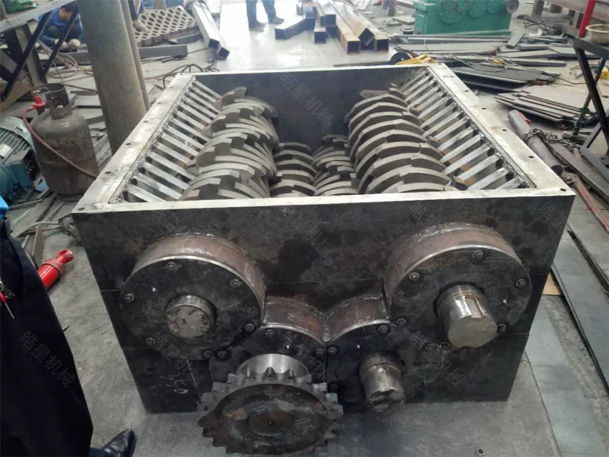 HX-1000 Four Shaft Shredder Cutter Chamber and Blade Assembly