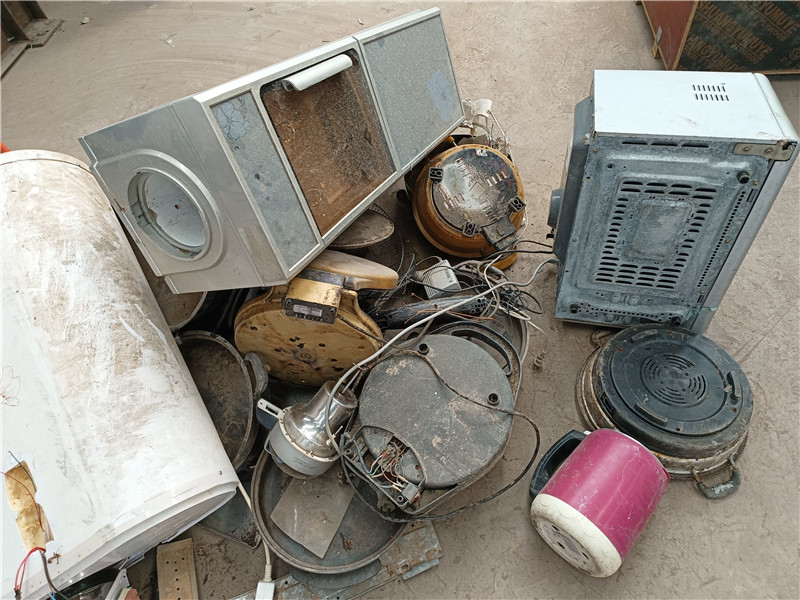 客户废旧小家电通过废铝破碎机破碎分选试机现场