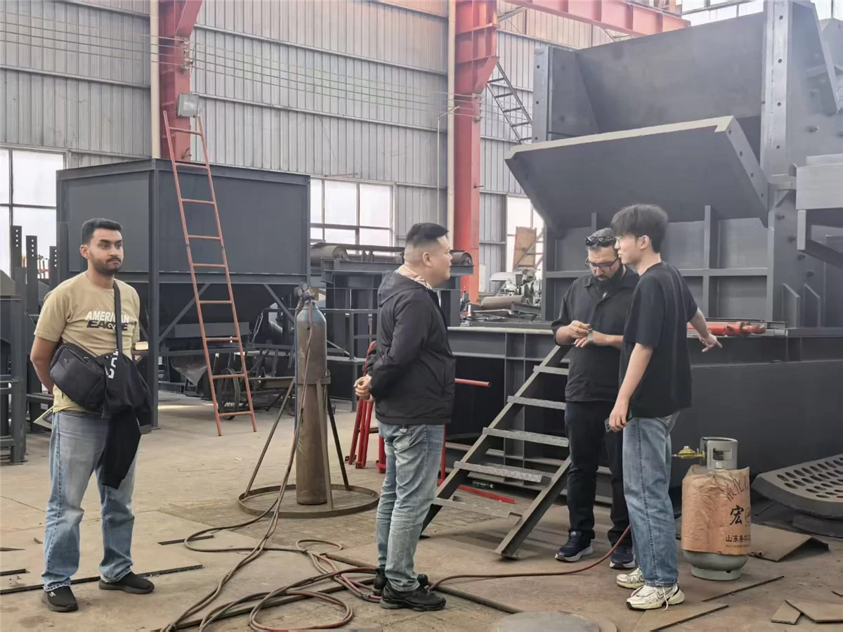 Cliente de Jordania visita Haoxing Machinery por un proyecto de triturador de doble eje para chatarra embalada