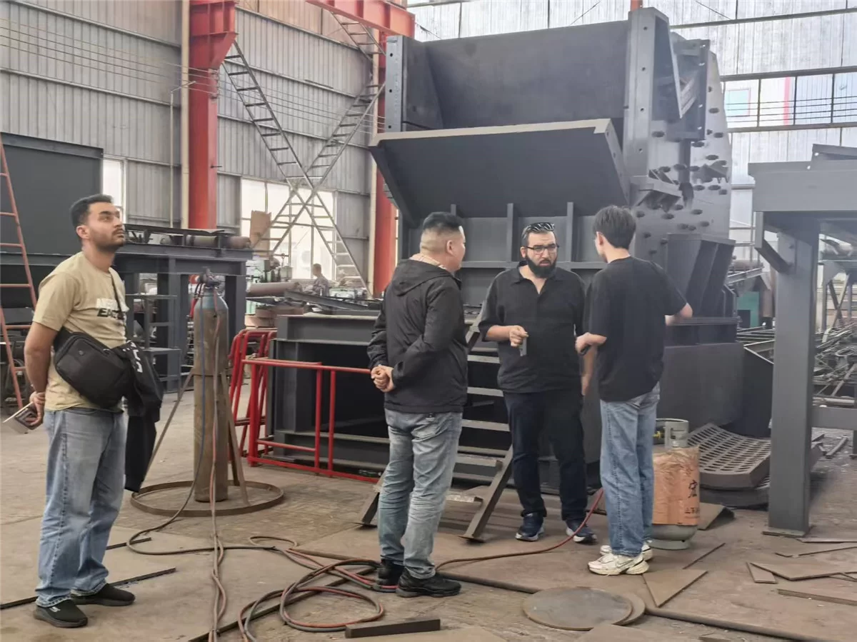 Cliente de Jordania visita Haoxing Machinery por un proyecto de triturador de doble eje para chatarra embalada