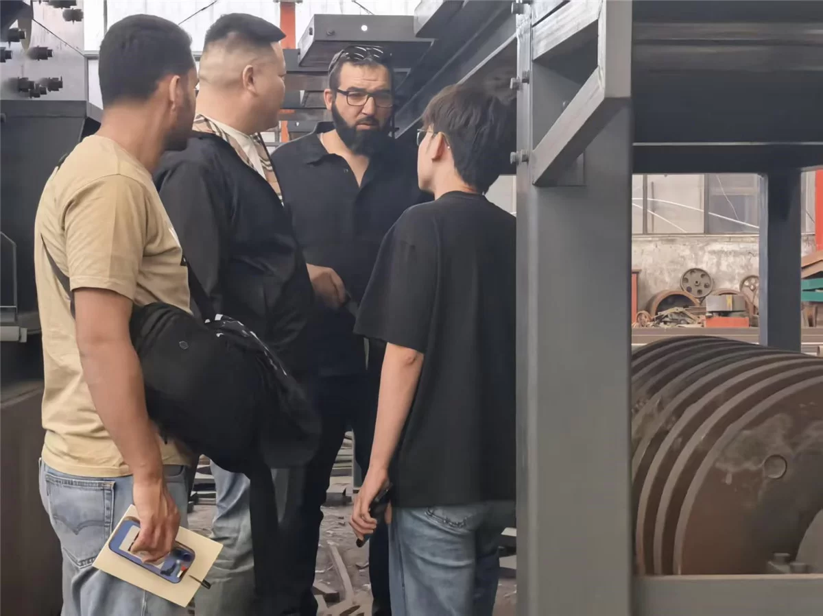 Cliente de Jordania visita Haoxing Machinery por un proyecto de triturador de doble eje para chatarra embalada