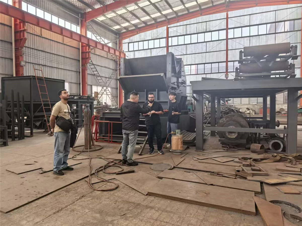 Cliente de Jordania visita Haoxing Machinery por un proyecto de triturador de doble eje para chatarra embalada