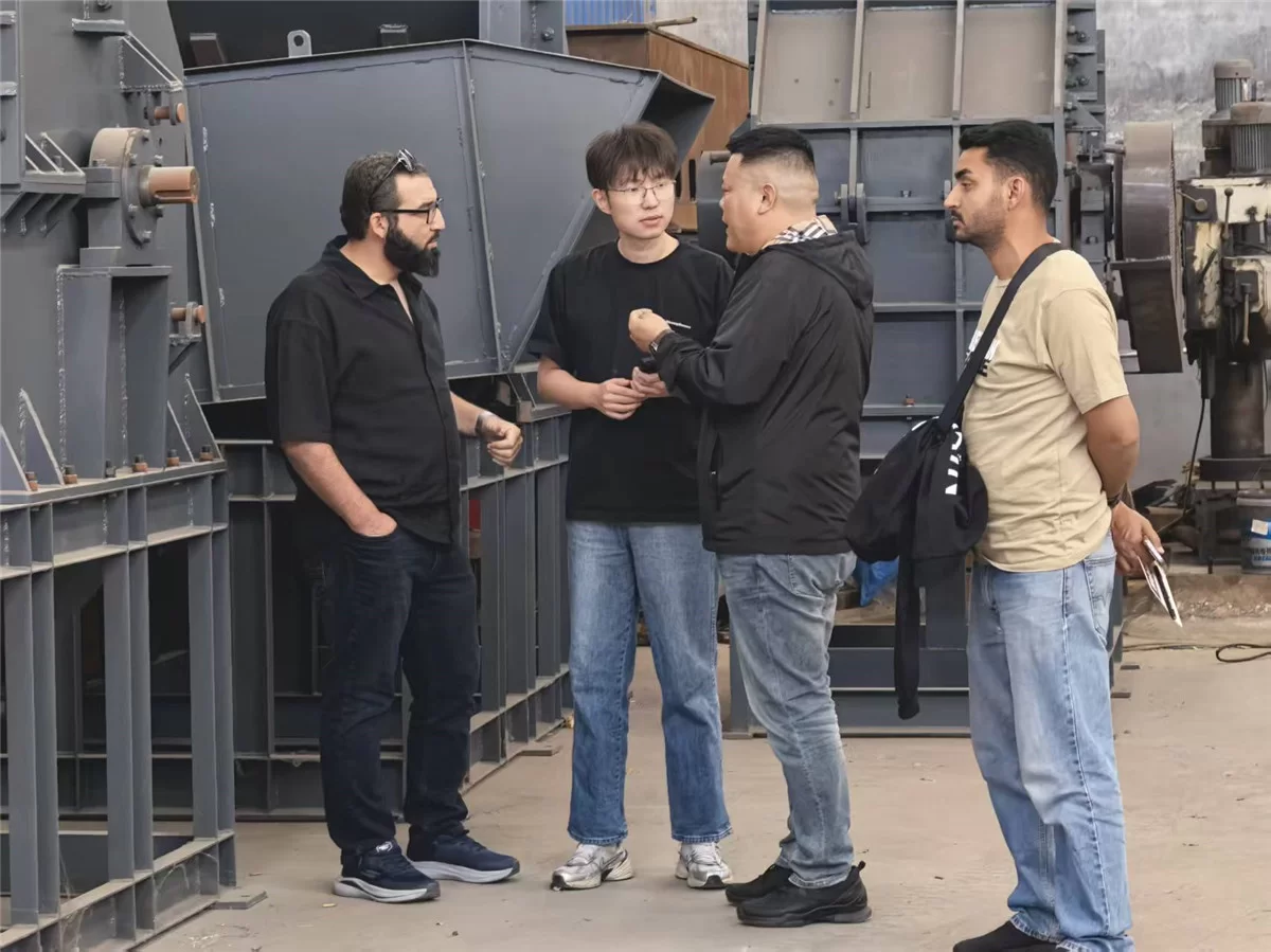 Cliente de Jordania visita Haoxing Machinery por un proyecto de triturador de doble eje para chatarra embalada